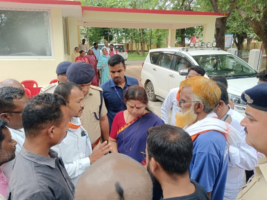 शाला प्रवेशोत्सव के दौरान कांग्रेस कार्यकर्ताओं का विरोध, जर्जर स्कूल भवनों को लेकर सौंपा ज्ञापन