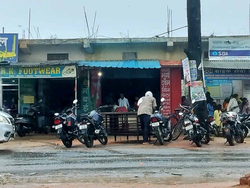 तातापानी साप्ताहिक बाजार में अवैध कब्जे का आरोप, रास्ता बाधित होने से ग्रामीण और व्यापारी परेशान