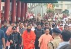 चित्रकूट में कामदगिरि की परिक्रमा पर निकले योगी आदित्यनाथ, 5 किलोमीटर पैदल चलकर किए दर्शन