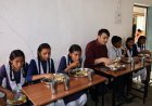 मुख्य कार्यपालन अधिकारी ने नगरी में विकास कार्यों का लिया जायजा, छात्राओं के साथ किया मध्यान्ह भोजन