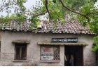केसली महिला एवं बाल विकास कार्यालय की जर्जर इमारत बनी खतरा, तिरपाल के सहारे चल रहा कामकाज