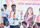 ग्रामीणों के बीच जमीन पर बैठे विजय शर्मा, जनसंवाद में सुनी समस्याएं और विकास कार्यों की घोषणाएं कीं