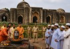 मालदा की अदीना मस्जिद के बाहर शिवलिंग स्थापना की घोषणा से विवाद, प्रशासन ने बढ़ाई निगरानी