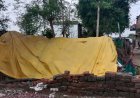 तिरपाल के नीचे गुजर रही मनहरण विश्वकर्मा की जिंदगी, ग्रामीणों ने पीएम आवास योजना में प्राथमिकता देने की उठाई मांग
