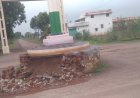 खुरसुनी चौक का जर्जर अटल स्मारक बना हादसों का कारण, ग्रामीणों ने की तत्काल मरम्मत की मांग