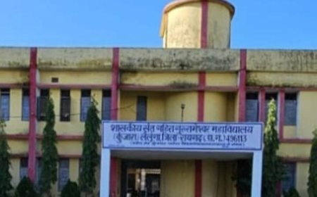 अश्लील संदेश भेजने के आरोप पर छात्रा ने कॉलेज परिसर में प्रोफेसर को थप्पड़ मारे, वीडियो वायरल