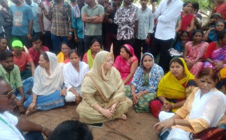 नकटी बस्ती पहुंचे एजाज ढेबर, प्रभावित परिवारों को बांटी राहत सामग्री