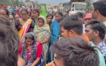 नूतन स्पात हादसे के बाद पीड़ित परिवार को न्याय दिलाने प्लांट का घेराव