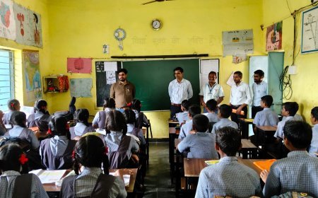धमधा के स्कूलों में बीईओ का औचक निरीक्षण, लापरवाही पर नोटिस और बेहतर प्रदर्शन पर सराहना