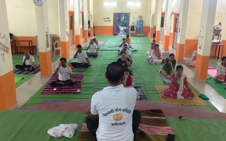भारी बारिश में भी जारी है योग साधना, शारदा संगीत महाविद्यालय में नियमित लग रहा योग वर्ग