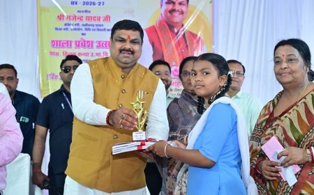प्रवेश उत्सव में शिक्षा मंत्री गजेन्द्र यादव ने मेधावी छात्राओं का किया सम्मान, स्मार्ट क्लास का लोकार्पण