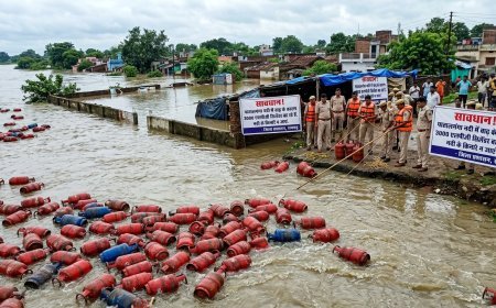 रायगढ़ में बाढ़ के बीच पातालगंगा नदी में बहे 3,000 एलपीजी सिलेंडर, प्रशासन ने जारी की सख्त चेतावनी