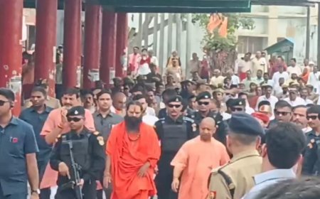 चित्रकूट में कामदगिरि की परिक्रमा पर निकले योगी आदित्यनाथ, 5 किलोमीटर पैदल चलकर किए दर्शन