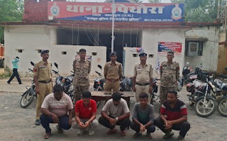 पिथौरा पुलिस का जुए की फड़ पर बड़ा छापा, 5 गिरफ्तार, 8 फरार; 5 लाख से अधिक की संपत्ति जब्त