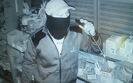 गंडई में एक ही रात चार दुकानों के ताले टूटे, नकदी और सामान चोरी; CCTV में कैद हुए बदमाश