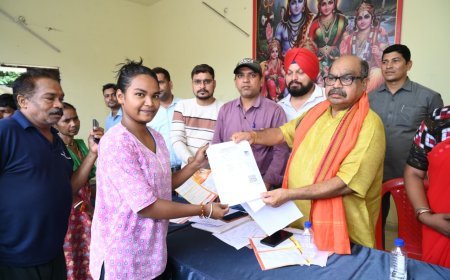कुंदरा पारा में श्रम कार्ड वितरण शिविर, विधायक पुरन्दर मिश्रा ने श्रमिकों को बांटे कार्ड