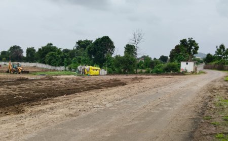 सौसर-निमनी मार्ग पर सड़क पर फैली मिट्टी से बढ़ा हादसे का खतरा, ग्रामीणों ने कार्रवाई की मांग की