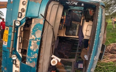 पांढुर्णा के सिवनी मोरडोंगरी पुल के पास यात्री बस पलटी, 50 तक यात्री घायल