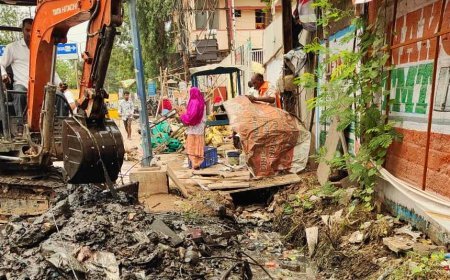 जलभराव रोकने निगम की बड़ी कार्रवाई, वीरांगना अवंति बाई चौक की नाली से हटाया अतिक्रमण