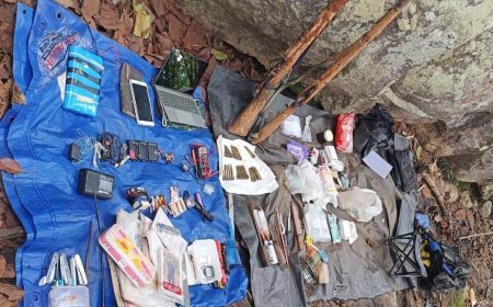 कांकेर-नारायणपुर सीमा पर नक्सल डम्प का खुलासा, दो रायफल और लैपटॉप सहित बड़ी मात्रा में सामग्री बरामद