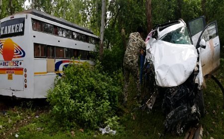 रफ्तार का कहर: यात्री बस और कार की भीषण टक्कर, चालक की मौके पर मौत, दो घायल