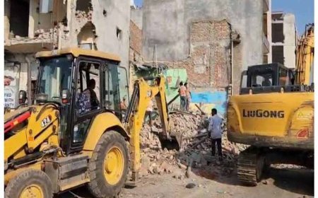 दिल्ली में बुलडोजर एक्शन जारी, पीतमपुरा में सड़क चौड़ीकरण के लिए हटाए गए अवैध निर्माण