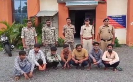 जंगल में चल रहे जुए के फड़ पर पुलिस का छापा, 12 जुआरी गिरफ्तार, 20.35 लाख की संपत्ति जब्त