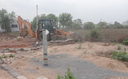 भर्री खार भाठागांव में अवैध प्लाटिंग पर निगम की कार्रवाई, मुरम रोड काटकर रोका विकास कार्य