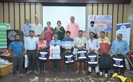 नमस्ते दिवस पर रायपुर निगम में लाइव कार्यक्रम, सफाई मित्रों को पीपीई किट वितरित कर सुरक्षा का दिया संदेश