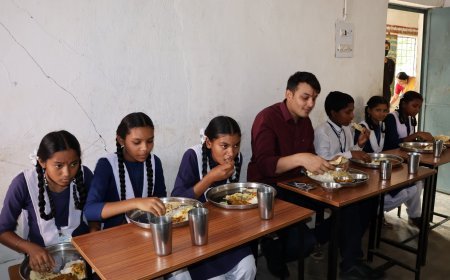 मुख्य कार्यपालन अधिकारी ने नगरी में विकास कार्यों का लिया जायजा, छात्राओं के साथ किया मध्यान्ह भोजन