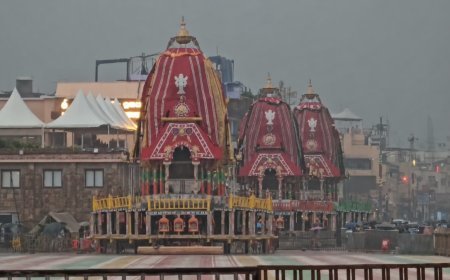 पुरी रथ यात्रा 2026: सिंहद्वार पहुंचे तीनों दिव्य रथ, महाप्रभु की रथयात्रा का समय जारी