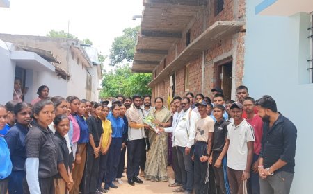 NSUI छात्र नेता लिकेश धृतलहरे ने बस्तर मेरिट सूची में बनाई जगह, विधायक ने घर पहुंचकर दी बधाई