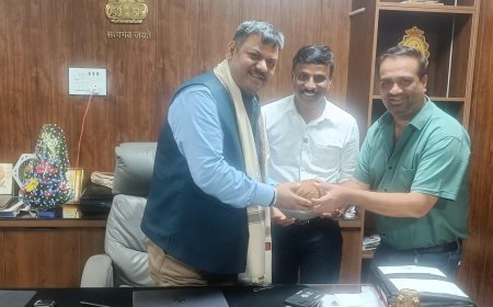 SECR के वरिष्ठ वाणिज्य अधिकारी अवधेश कुमार त्रिवेदी का नागरिक अभिनंदन, गोरखपुर जोन में CFTM बनने पर दी विदाई