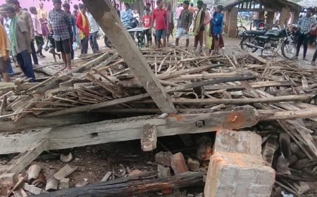 गरियाबंद में रथ यात्रा के दौरान बड़ा हादसा, बारिश से जर्जर होटल ढहा, कई लोग घायल