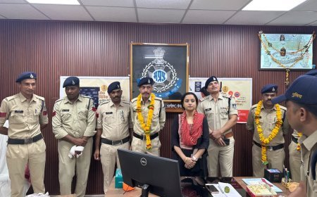 देवास पुलिस में पदोन्नत कर्मचारियों को लगाए गए बैज, अतिरिक्त पुलिस अधीक्षक ने दी शुभकामनाएं