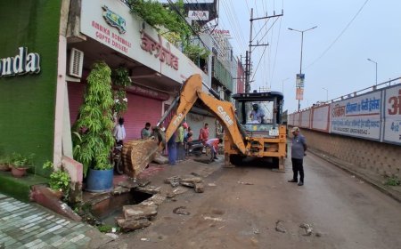 बारिश में जलभराव पर निगम की सख्ती, मोवा ओवरब्रिज के नीचे नाले पर बने 6 अवैध पाट तोड़े