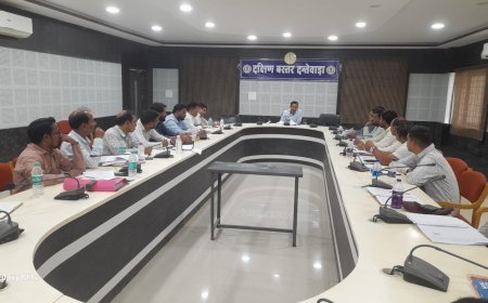 दंतेवाड़ा कलेक्टर ने नगरीय निकायों की समीक्षा की, योजनाओं के प्रभावी क्रियान्वयन के दिए निर्देश