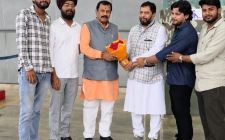 रायपुर एयरपोर्ट से विजय बघेल को राष्ट्रपति प्रतिनिधिमंडल के सदस्य के रूप में विदेश यात्रा पर दी गई विदाई