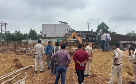 रायपुर निगम की बड़ी कार्रवाई: मानसपुरम में 2000 वर्गफीट के अवैध व्यावसायिक निर्माण पर चला बुलडोजर, 12 कॉलम तोड़े**