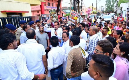 महंगी बिजली और स्मार्ट मीटर के विरोध में विकास उपाध्याय ने किया बिजली कार्यालय का घेराव