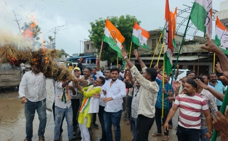 राहुल गांधी की गिरफ्तारी के विरोध में सुकमा में कांग्रेस का प्रदर्शन, प्रधानमंत्री का पुतला दहन
