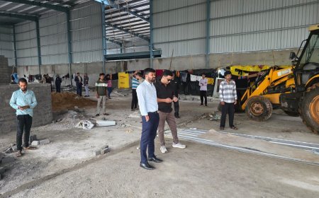 रायपुर में अवैध निर्माण पर निगम की कार्रवाई, लाभांडी चौक से हटाया गया अवैध शेड