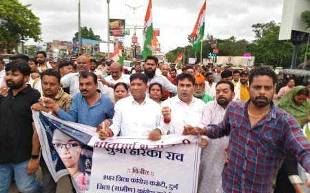 दुर्ग में कांग्रेस का उग्र प्रदर्शन, मोदी का पुतला दहन और कैंडल मार्च, शिक्षा मंत्री के इस्तीफे की मांग