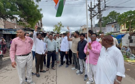 आज़ाद कुटिया में कांग्रेस का विशाल धरना-प्रदर्शन, महेश पटेल के नेतृत्व में सैकड़ों कार्यकर्ता जुटे