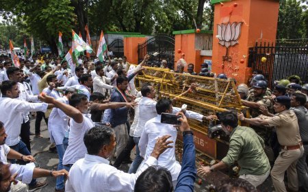 रांची में भाजपा कार्यालय के बाहर कांग्रेस-भाजपा कार्यकर्ताओं के बीच झड़प, टमाटर, अंडे और पथराव से बढ़ा तनाव