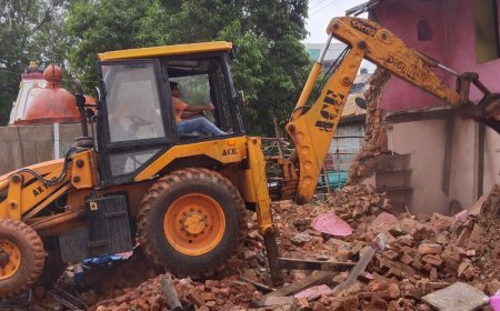 रायपुर रेलवे स्टेशन मार्ग पर जर्जर भवन हटाया गया, नगर निगम ने जनसुरक्षा के लिए की कार्रवाई