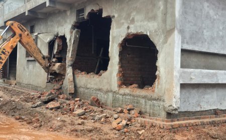 रायपुर के बोरियाखुर्द में नगर निगम की कार्रवाई, बिना अनुमति बने 5 ब्लॉक के अवैध निर्माण को हटाया