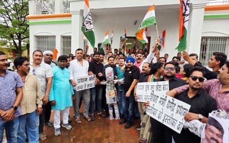 महासमुंद में कांग्रेस का उग्र प्रदर्शन: विधायक द्वारकाधीश यादव के नेतृत्व में फूटा युवाओं का आक्रोश,   फूंका प्रधानमंत्री का पुतला
