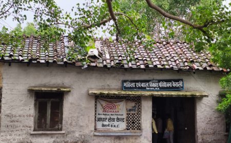 केसली महिला एवं बाल विकास कार्यालय की जर्जर इमारत बनी खतरा, तिरपाल के सहारे चल रहा कामकाज