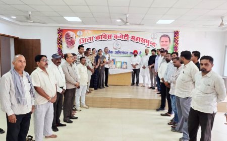 महासमुंद कांग्रेस भवन में तिलक, चंद्रशेखर आज़ाद और बिसाहूदास महंत को श्रद्धांजलि, महापुरुषों के आदर्शों पर चलने का लिया संकल्प